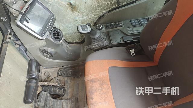 駕駛室頂部（整機外觀）