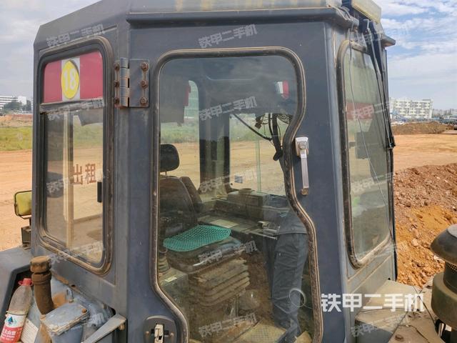 駕駛室右側(cè)全景照(推土機駕駛室) 駕駛室右側(cè)全景照(推土機駕駛室)