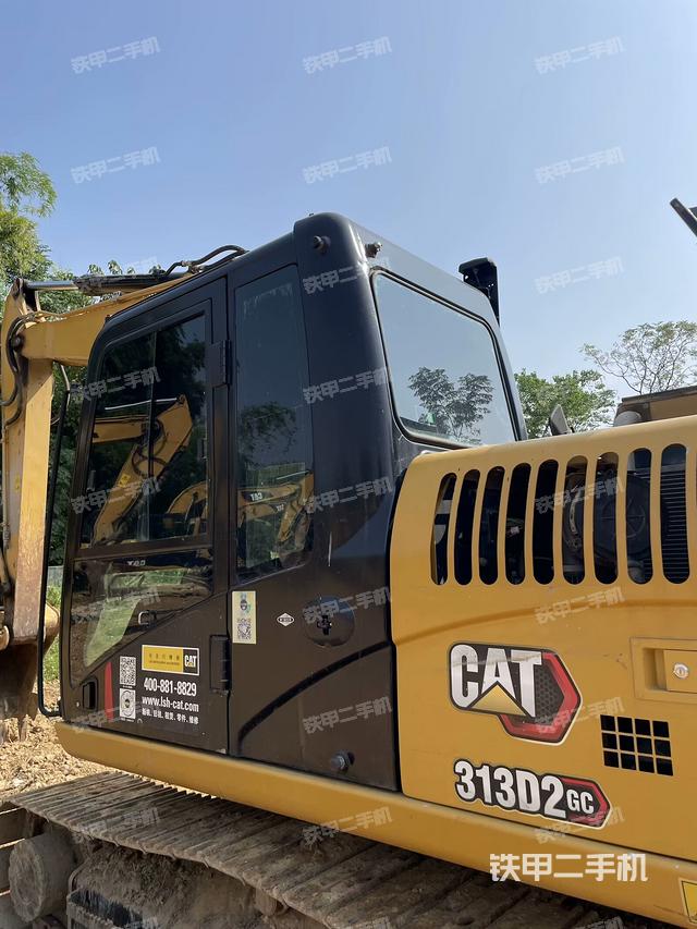 行走控制手柄和踏板?俯拍(駕駛室部分) 行走控制手柄和踏板?俯拍(駕駛室部分)