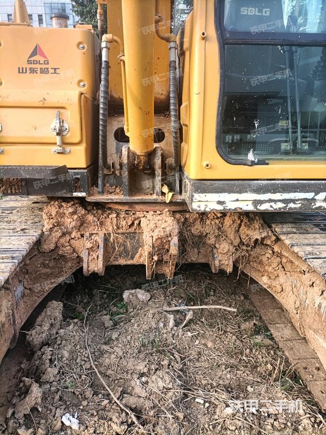 转盘和下车架正前(工作和回转装置) 转盘和下车架正前(工作和回转装置)