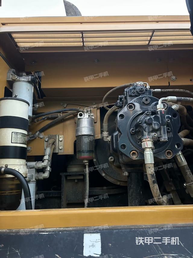 液壓泵艙室正面整體(整機(jī)外觀) 液壓泵艙室正面整體(整機(jī)外觀)