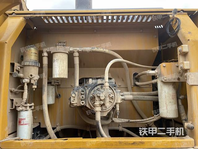 液壓泵艙室正面整體（整機外觀）