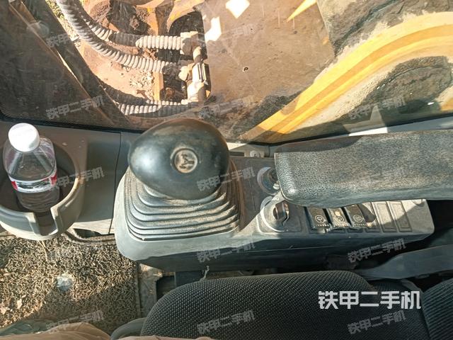 座椅右側(cè)控制臺/鑰匙門/油門/含右手柄(駕駛室部分) 座椅右側(cè)控制臺/鑰匙門/油門/含右手柄(駕駛室部分)