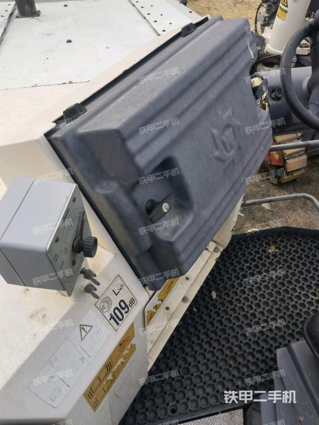 駕駛室操作臺(tái)（設(shè)備外觀及核心部件）