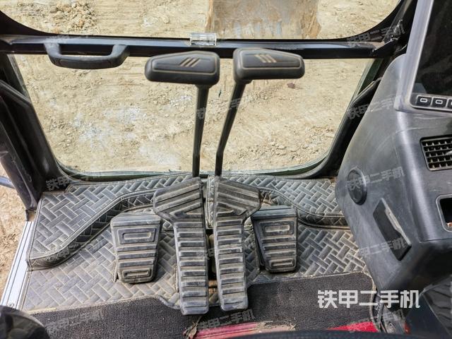 行走控制手柄和踏板?俯拍（駕駛室部分）