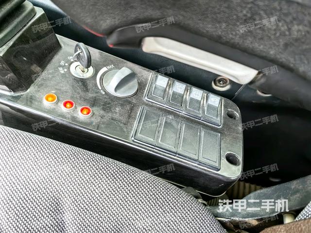 座椅右側(cè)控制臺(tái)/鑰匙門(mén)/油門(mén)/含右手柄（駕駛室部分）