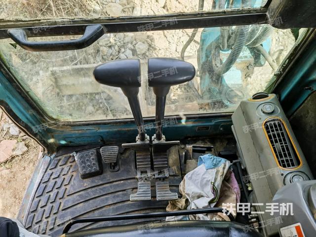 行走控制手柄和踏板?俯拍（駕駛室部分）