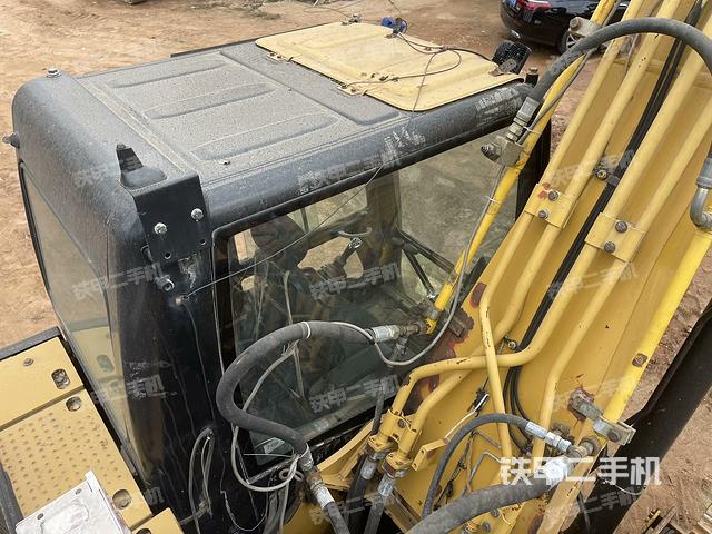 駕駛室頂部(整機(jī)外觀) 駕駛室頂部(整機(jī)外觀)