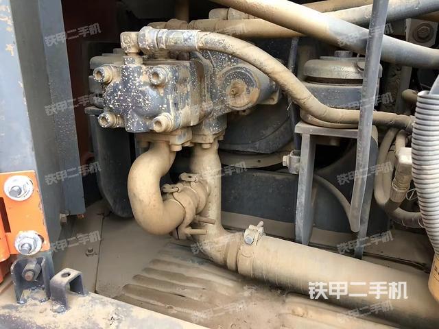 液壓泵艙室正面整體(整機外觀) 液壓泵艙室正面整體(整機外觀)