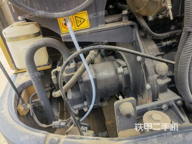 液壓泵艙室正面整體（整機(jī)外觀）