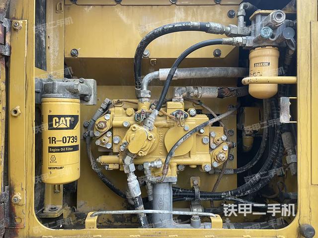 液壓泵艙室正面整體(整機(jī)外觀) 液壓泵艙室正面整體(整機(jī)外觀)