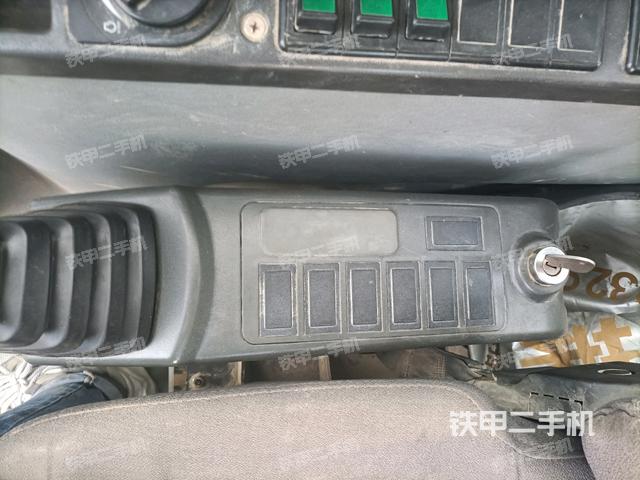 座椅右侧控制台/钥匙门/油门/含右手柄(驾驶室部分) 座椅右侧控制台/钥匙门/油门/含右手柄(驾驶室部分)