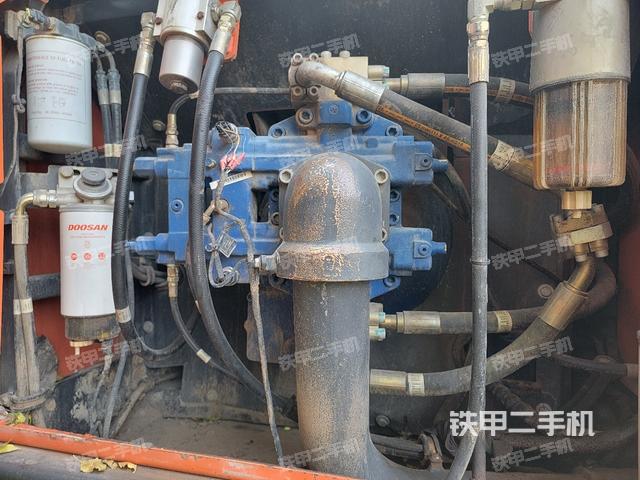 液壓泵艙室正面整體（整機外觀）