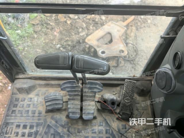 行走控制手柄和踏板?俯拍（駕駛室部分）