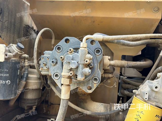 液壓泵艙室正面整體（整機(jī)外觀）