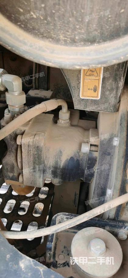 液壓泵艙室正面整體（整機外觀）