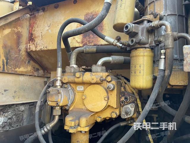 液壓泵艙室正面整體（整機外觀）