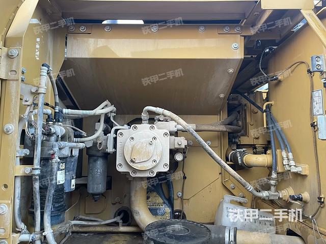 液壓泵艙室正面整體(整機外觀) 液壓泵艙室正面整體(整機外觀)