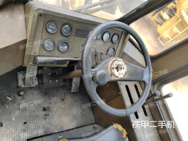 駕駛室內(nèi)部（駕駛室部分）