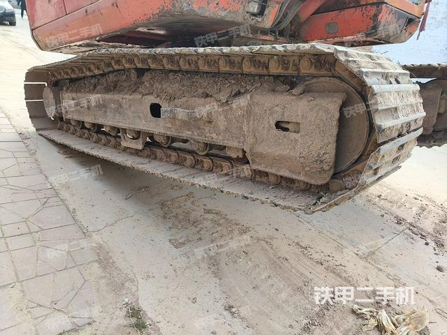 單側(cè)履帶整體(整機(jī)外觀) 單側(cè)履帶整體(整機(jī)外觀)