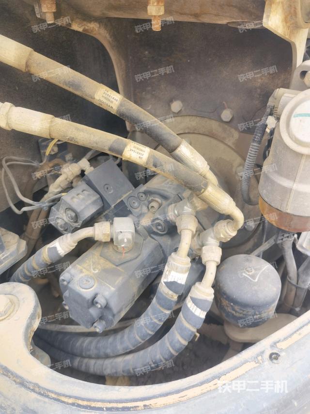 液壓泵艙室正面整體（整機外觀）