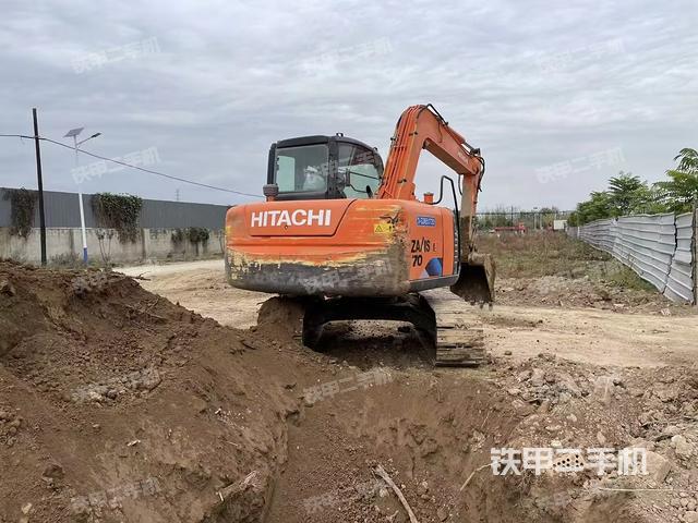 駕駛室頂部(整機(jī)外觀) 駕駛室頂部(整機(jī)外觀)