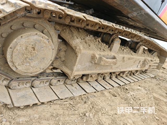 單側(cè)履帶整體(整機(jī)外觀) 單側(cè)履帶整體(整機(jī)外觀)