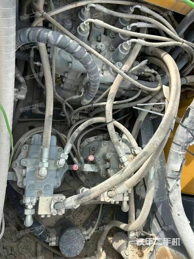 回轉(zhuǎn)馬達(dá)和主控閥（整機(jī)外觀）