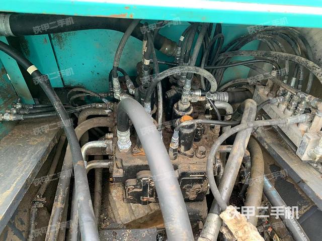 回轉(zhuǎn)馬達(dá)和主控閥（整機(jī)外觀）