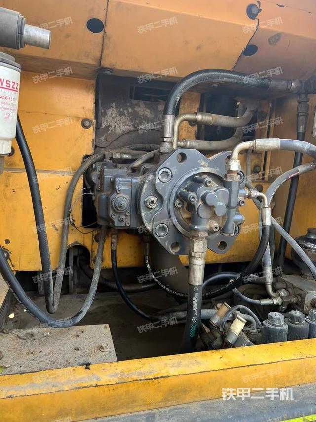 液壓泵艙室正面整體（整機外觀）