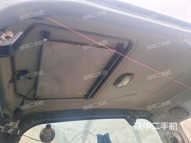 行走控制手柄和踏板?俯拍（駕駛室部分）