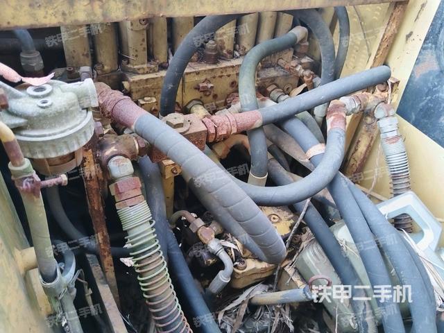 回轉(zhuǎn)馬達(dá)和主控閥(整機(jī)外觀) 回轉(zhuǎn)馬達(dá)和主控閥(整機(jī)外觀)