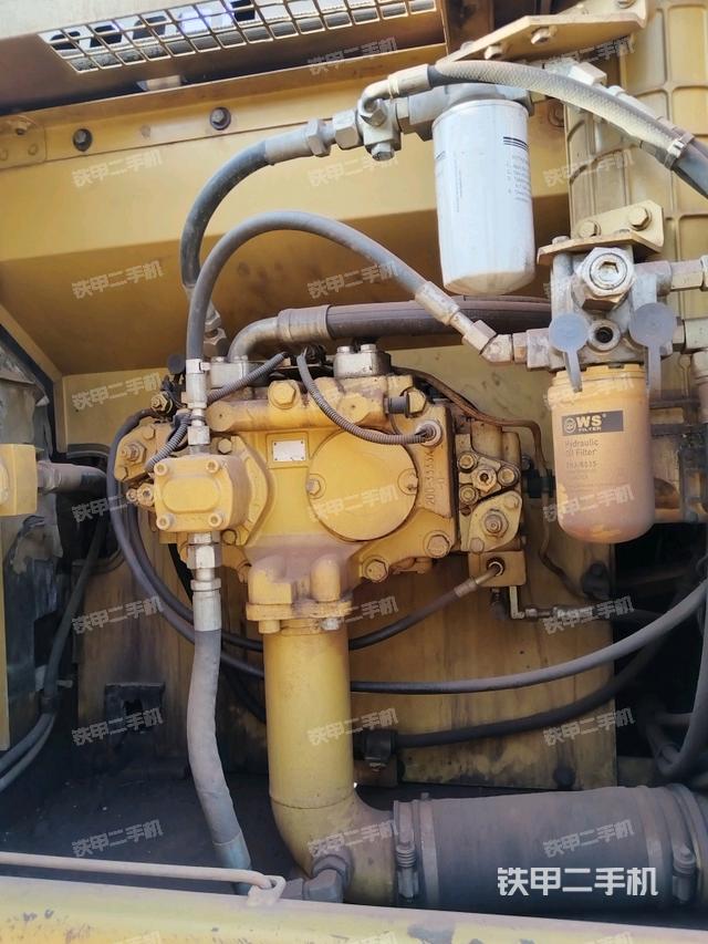 液壓泵艙室正面整體（整機外觀）