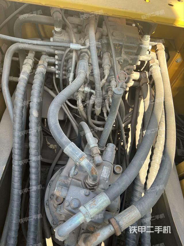 回轉(zhuǎn)馬達(dá)和主控閥（整機(jī)外觀）