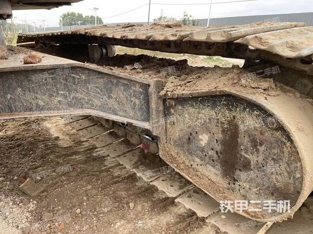 單側(cè)履帶整體(整機(jī)外觀) 單側(cè)履帶整體(整機(jī)外觀)