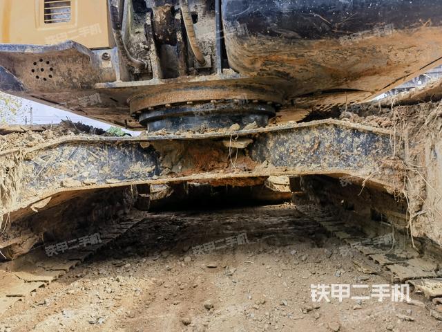 轉(zhuǎn)盤和下車架正前(工作和回轉(zhuǎn)裝置) 轉(zhuǎn)盤和下車架正前(工作和回轉(zhuǎn)裝置)