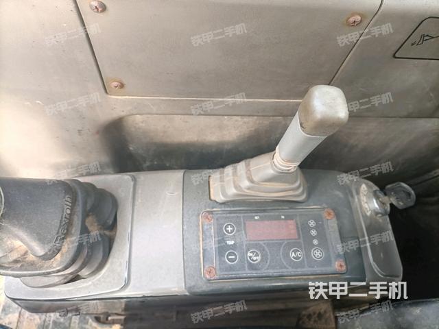 座椅左側(cè)控制臺(tái)/音響/含左手柄(駕駛室部分) 座椅左側(cè)控制臺(tái)/音響/含左手柄(駕駛室部分)