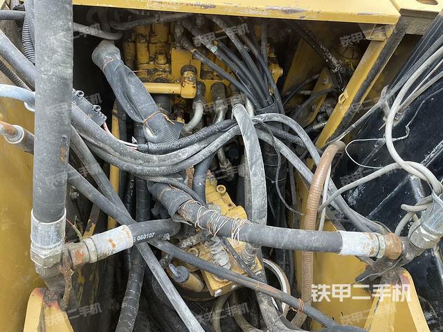 回轉(zhuǎn)馬達(dá)和主控閥(整機(jī)外觀) 回轉(zhuǎn)馬達(dá)和主控閥(整機(jī)外觀)