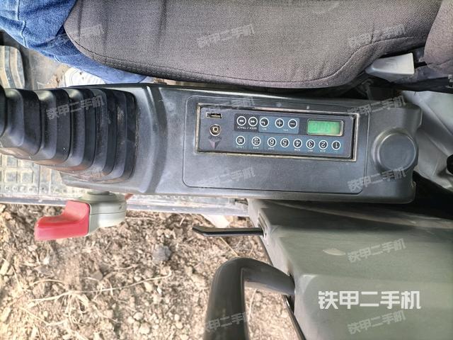 座椅左侧控制台/音响/含左手柄(驾驶室部分) 座椅左侧控制台/音响/含左手柄(驾驶室部分)