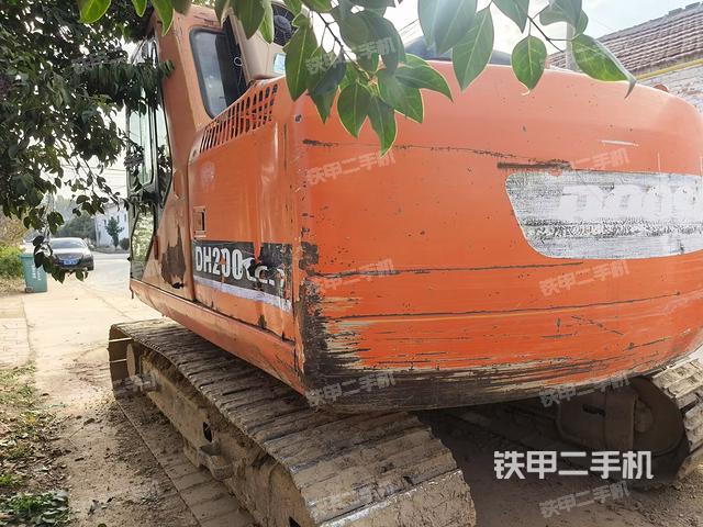 駕駛室頂部(整機(jī)外觀) 駕駛室頂部(整機(jī)外觀)