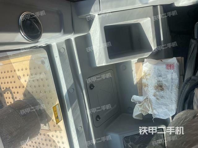 座椅右側(cè)控制臺/鑰匙門/油門/含右手柄(駕駛室部分) 座椅右側(cè)控制臺/鑰匙門/油門/含右手柄(駕駛室部分)