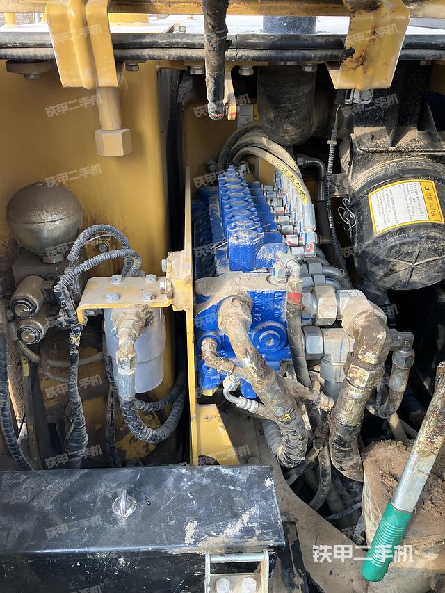 回轉(zhuǎn)馬達(dá)和主控閥（整機(jī)外觀）