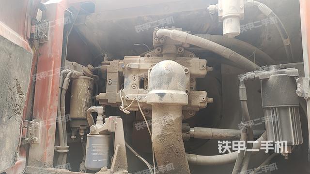 液壓泵艙室正面整體（整機外觀）