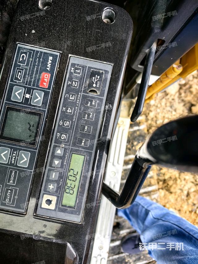 座椅左側(cè)控制臺(tái)/音響/含左手柄（駕駛室部分）