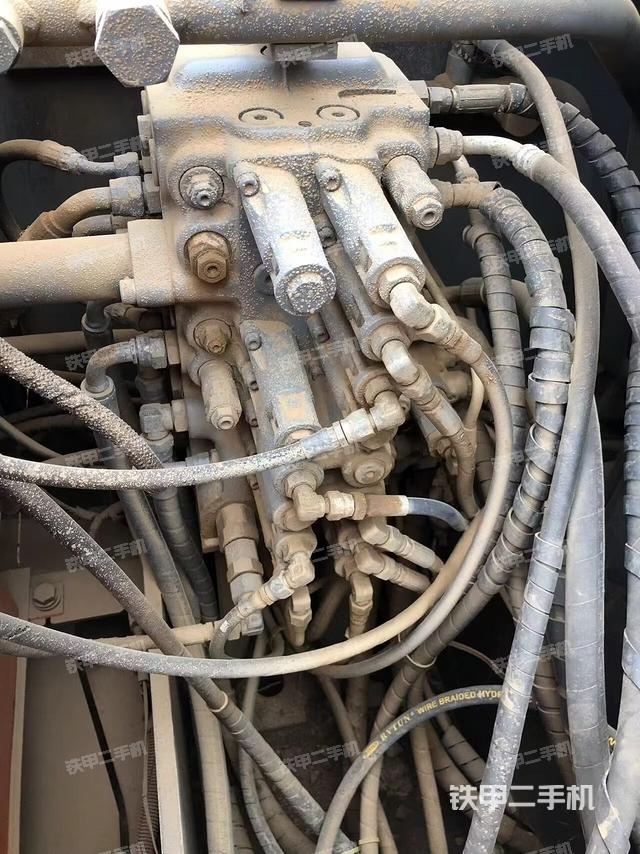 回轉(zhuǎn)馬達和主控閥(整機外觀) 回轉(zhuǎn)馬達和主控閥(整機外觀)