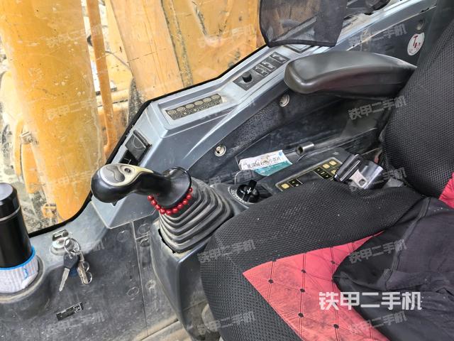 座椅右側(cè)控制臺(tái)/鑰匙門/油門/含右手柄（駕駛室部分）