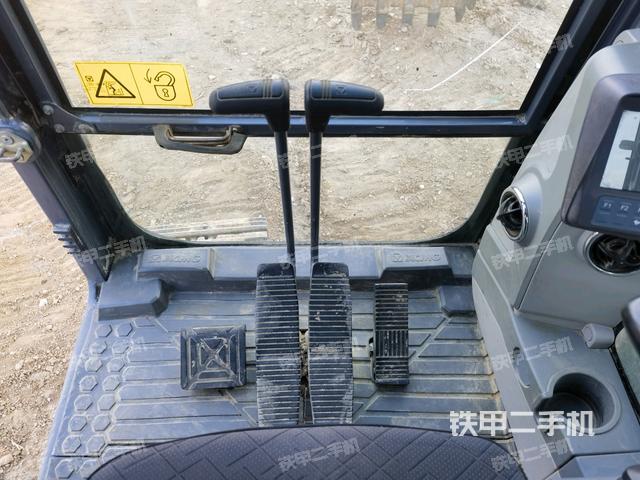 行走控制手柄和踏板?俯拍（駕駛室部分）