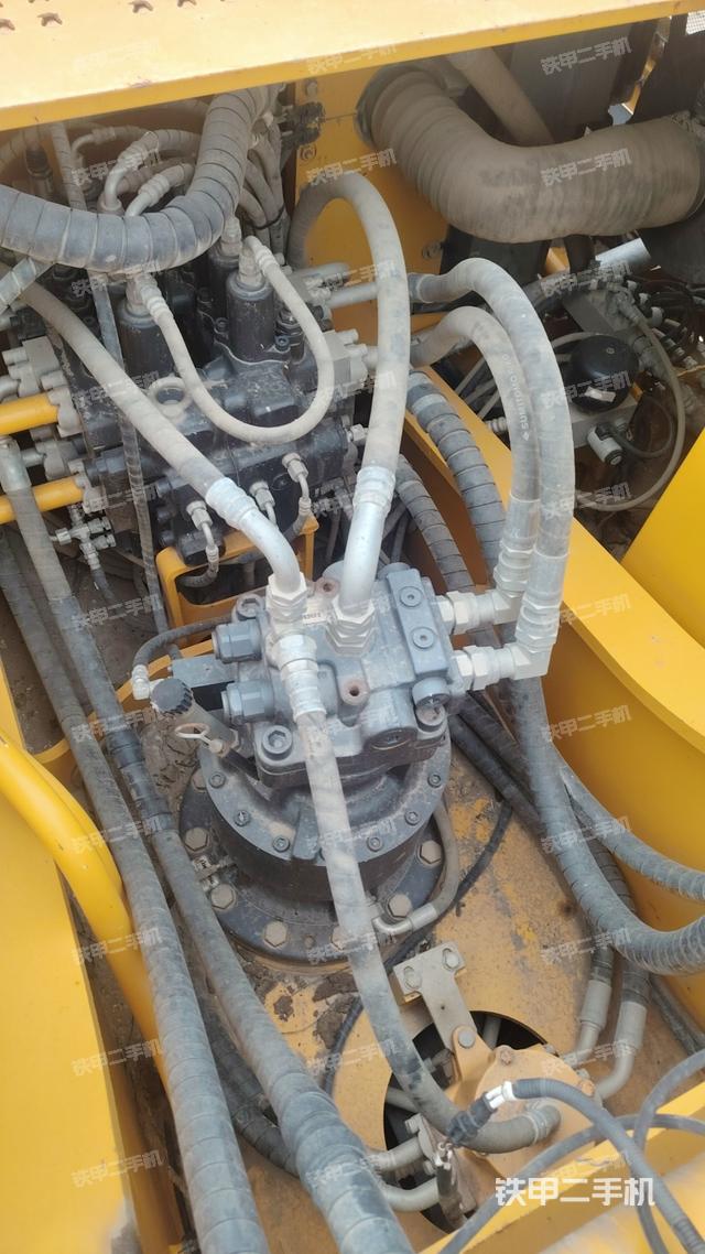 回轉(zhuǎn)馬達(dá)和主控閥（整機(jī)外觀）