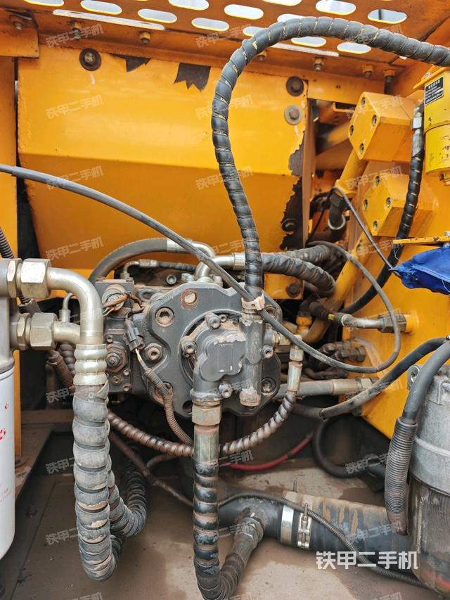 液壓泵艙室正面整體(整機(jī)外觀) 液壓泵艙室正面整體(整機(jī)外觀)