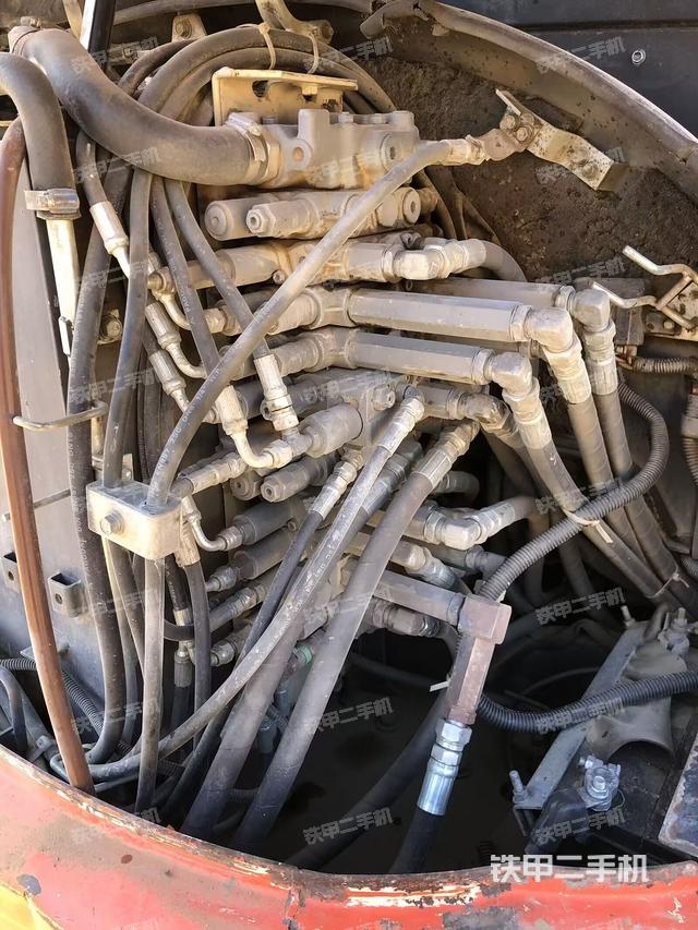 回轉(zhuǎn)馬達(dá)和主控閥（整機(jī)外觀）